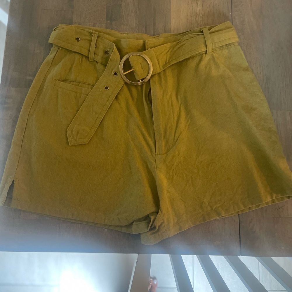 Amuse Society linen olive green shorts with belt